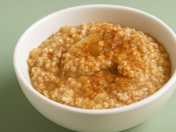 Recept za zajtrk, ki ga pripravite zvečer: oves, lanena semena in jabolko za boljšo prebavo in razpoloženje